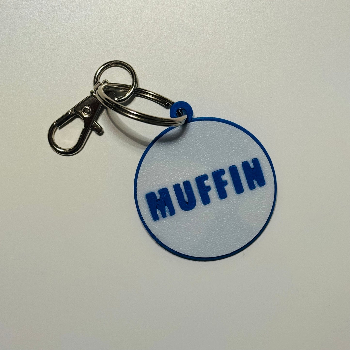 Médaille personnalisée pour animal de compagnie avec nom et numéro, munie d'un mousqueton pivotant.