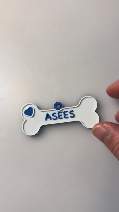 Médaille personnalisée pour animal de compagnie avec nom et numéro, munie d'un mousqueton pivotant.